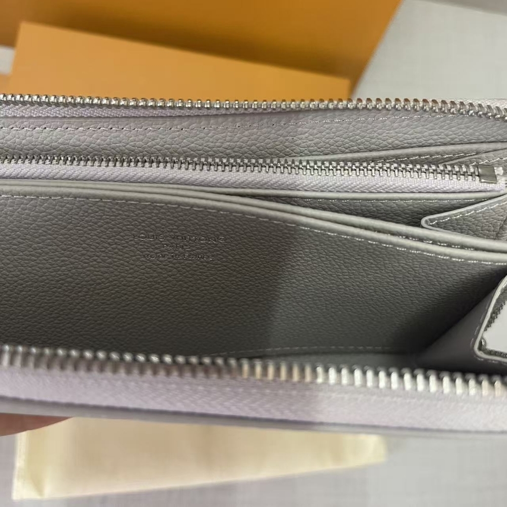 Louis Vuitton Monogram Zippy Wallet - Picture 9 of 11